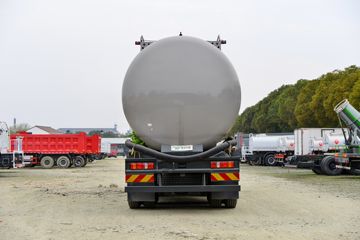 重汽汕德卡底盘&nbsp;粉粒物料运输车外观图片