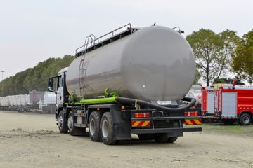 重汽汕德卡底盘&nbsp;粉粒物料运输车外观图片