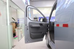 五菱 扬光 实用型 2.9T 2座 4.985米纯电动封闭货车31.9kWh