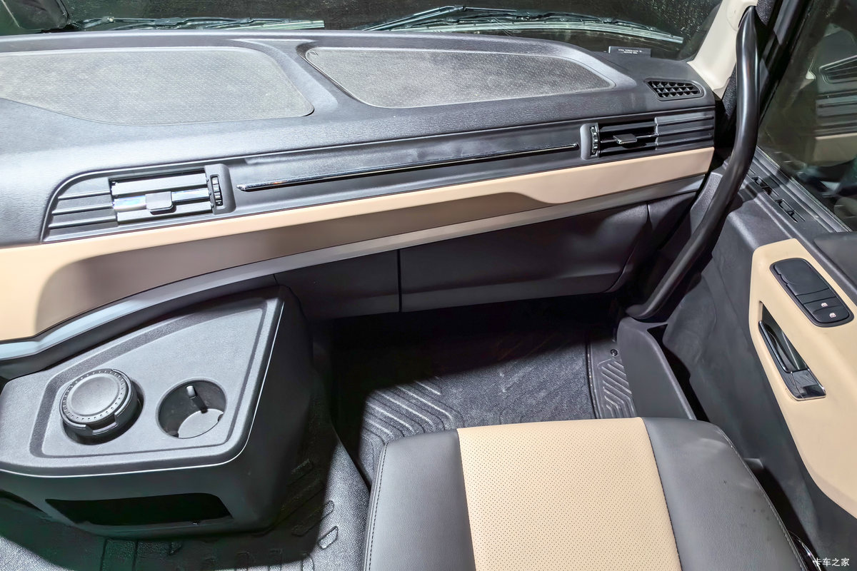 �������ó� ����KL�ؿ� 520���� 6X4 LNGǣ����(Һ��)��ʻ��                                               