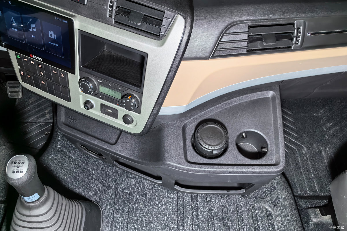 �������ó� ����KL�ؿ� 520���� 6X4 LNGǣ����(Һ��)��ʻ��                                               