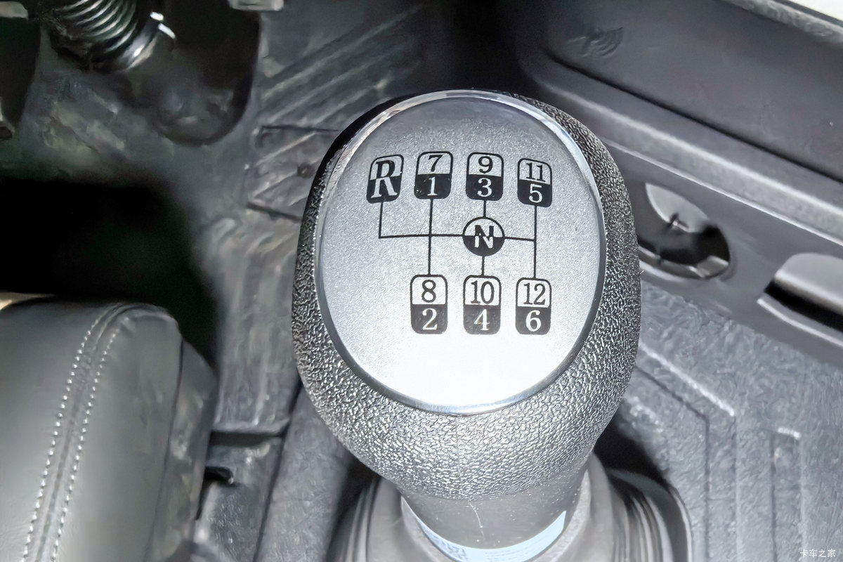 �������ó� ����KL�ؿ� 520���� 6X4 LNGǣ����(Һ��)��ʻ��                                               