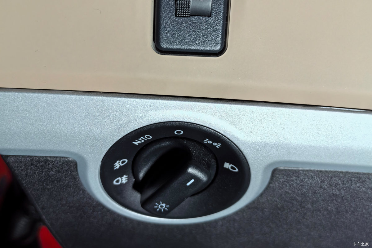 �������ó� ����KL�ؿ� 520���� 6X4 LNGǣ����(Һ��)��ʻ��                                               