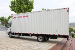 江铃 乐行E路达 7.3T 4X2 6.8米纯电动厢式载货车100.46kWh