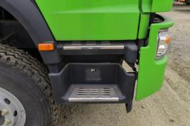 中国重汽成都商用车底盘&nbsp;粉粒物料运输车外观图片