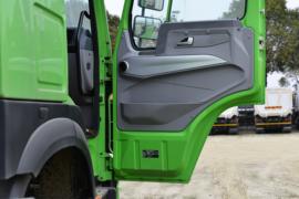 中国重汽成都商用车底盘&nbsp;粉粒物料运输车驾驶室图片