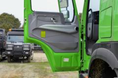 中国重汽成都商用车 豪沃V7 400马力 8X4 低密度粉粒物料运输车(华威驰乐牌)(SGZ5310GFLZZ6W)