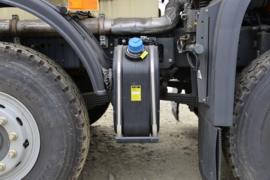 中国重汽成都商用车底盘&nbsp;粉粒物料运输车底盘图片