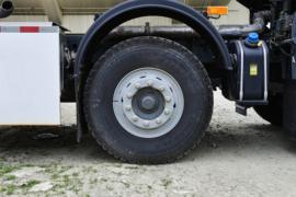 中国重汽成都商用车底盘&nbsp;粉粒物料运输车底盘图片