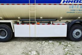 中国重汽成都商用车底盘&nbsp;粉粒物料运输车底盘图片