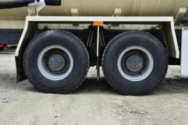 中国重汽成都商用车底盘&nbsp;粉粒物料运输车底盘图片