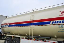 中国重汽成都商用车底盘&nbsp;粉粒物料运输车上装图片