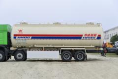 中国重汽成都商用车 豪沃V7 400马力 8X4 低密度粉粒物料运输车(华威驰乐牌)(SGZ5310GFLZZ6W)