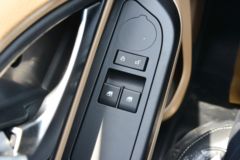 蓝擎汽车 凌R 高配版 1.6L 122马力 汽油 4.03米单排栏板微卡(YTQ1031PHQ331)