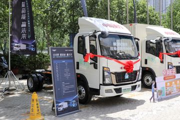 中国重汽HOWO 统帅 4.5T 4.15米单排纯电动厢式轻卡100.46kWh
