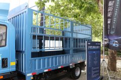 中国重汽HOWO 蓝立方统帅 4.5T 4.15米单排纯电动仓栅式轻卡100.46kWh