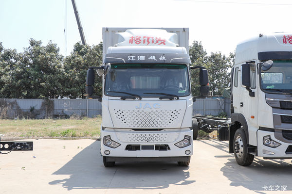 A6plus搭载康明斯货厢可选5米8-9米8