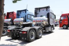 一汽解放 J7重卡 600马力 6X4 LNG自动档牵引车(液缓)
