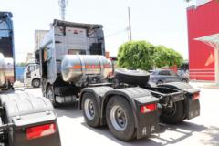 一汽解放 J7重卡 600马力 6X4 LNG自动档牵引车(液缓)