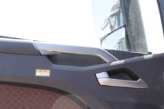 一汽解放 J7重卡 600马力 6X4 LNG自动档牵引车(液缓)