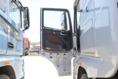 一汽解放 J7重卡 600马力 6X4 LNG自动档牵引车(液缓)
