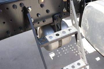 һ����� J7�ؿ� 600���� 6X4 LNG�Զ���ǣ����(Һ��)ͼƬ