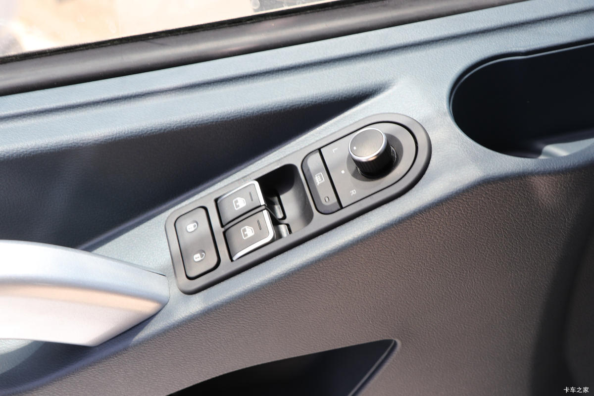 乘龙H5冷藏车驾驶室图片