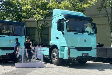 零一汽车 小满E660 6X4 纯电动牵引汽车256kWh
