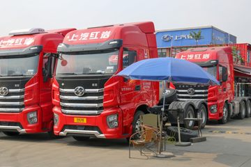 上汽红岩 杰狮H6 560马力 6X4 LNG自动档牵引车(液缓)(CQ4257SZ384S)