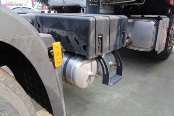 �������� ��ʨH6 560���� 6X4 LNG�Զ���ǣ����(Һ��)(CQ4257SZ384S)ͼƬ