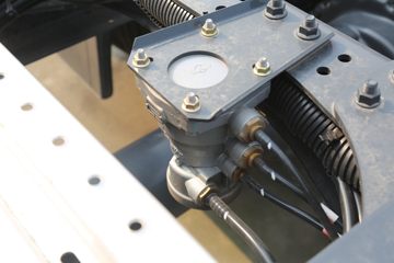 �������� ��ʨH6 560���� 6X4 LNG�Զ���ǣ����(Һ��)(CQ4257SZ384S)ͼƬ