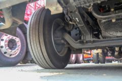 上汽红岩 杰豹H6 300马力 4X2 6.8米仓栅式载货车(法士特10档)(CQ5187CCYEY08521J)