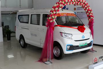 长安跨越 跨越星V5 豪华版 2.5T 6座 4.495米纯电动多用途乘用车41.86kWh