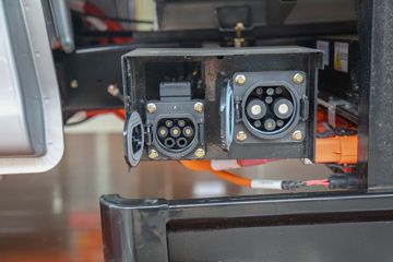 ������Խ��X3 PLUS EV 3.7T 3.6�׵��Ŵ��綯����΢��55.7kWhͼƬ