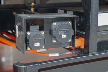 ������Խ��X3 PLUS EV 3.7T 3.6�׵��Ŵ��綯����΢��55.7kWhͼƬ