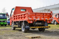东风 福瑞卡W15 102马力 4X2 3.05米自卸车(红色)