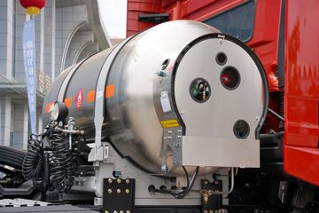 �ൺ��� JH6�ؿ� ����� 600���� 6X4 LNG�Զ���ǣ����(Һ��)(CA4250P25K2T1NE6A81)ͼƬ