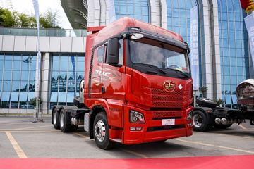 青岛解放 JH6重卡 智尊版 600马力 6X4 LNG自动档牵引车(液缓)(CA4250P25K2T1NE6A81)