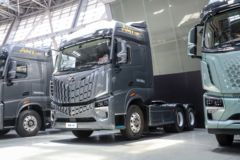 东风柳汽 乘龙HK 680马力 6X4 AMT自动档牵引车