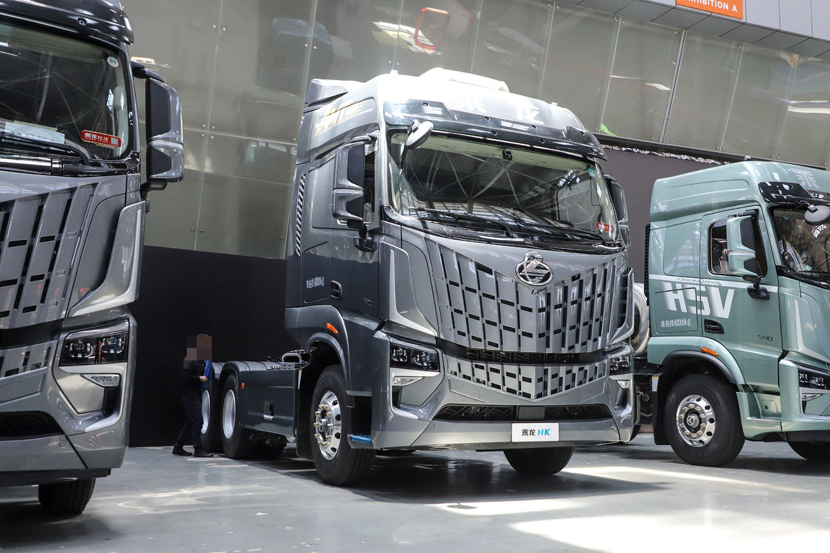 东风柳汽 乘龙HK 680马力 6X4 AMT自动档牵引车