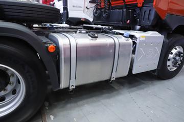 �������� ����H7�ؿ� ½���� 700���� 6X4 AMT�Զ���ǣ����(Һ��)ͼƬ