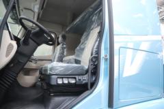 东风柳汽 乘龙H5V 6.9L柴油 330马力 4X2 万里扬10档 AMT自动档 6.8米仓栅式载货车