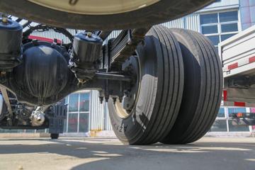 青岛解放 JK6中卡 240马力 4X2 9.78米厢式载货车(CA5180XXYP28K8L8E6A90)底盘图片