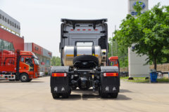 青岛解放 JH6重卡 智享版 560马力 6X4 LNG自动档牵引车(液缓)