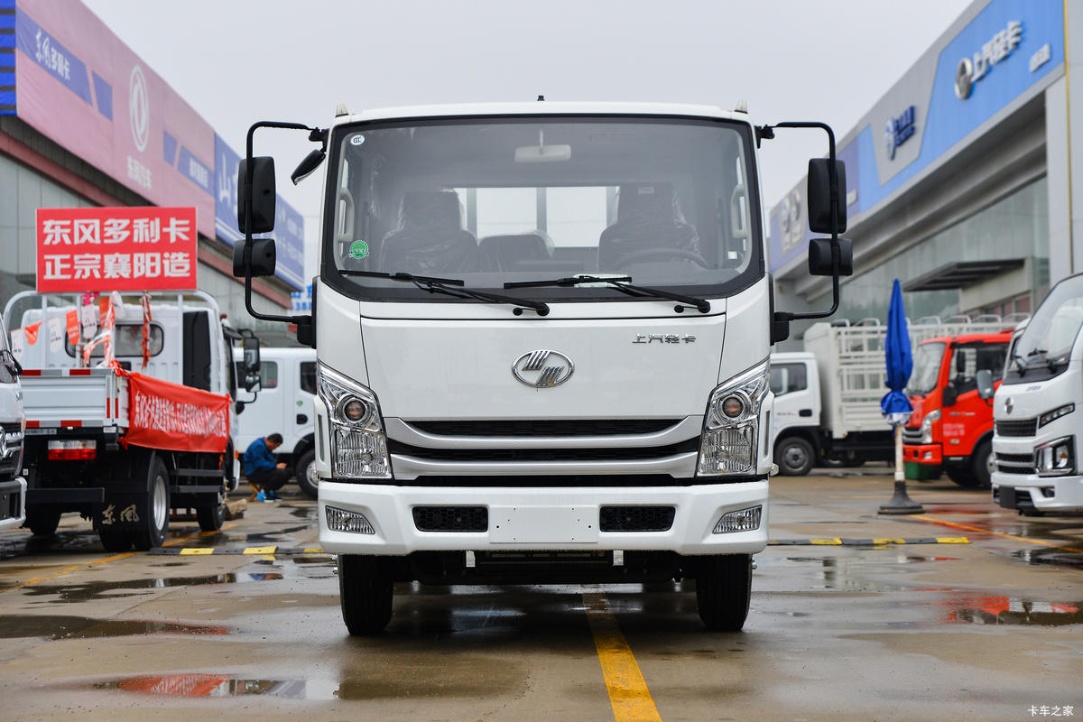 跃进 超越C300 137马力 3.79米排半厢式轻卡