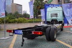青岛解放 JH6 300马力 6.75米LNG仓栅式载货车