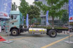 青岛解放 JH6 300马力 6.75米LNG仓栅式载货车