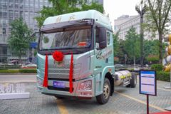青岛解放 JH6 300马力 6.75米LNG仓栅式载货车