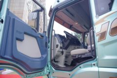 青岛解放 JH6 300马力 6.75米LNG仓栅式载货车