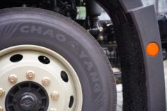 青岛解放 JH6 300马力 6.75米LNG仓栅式载货车